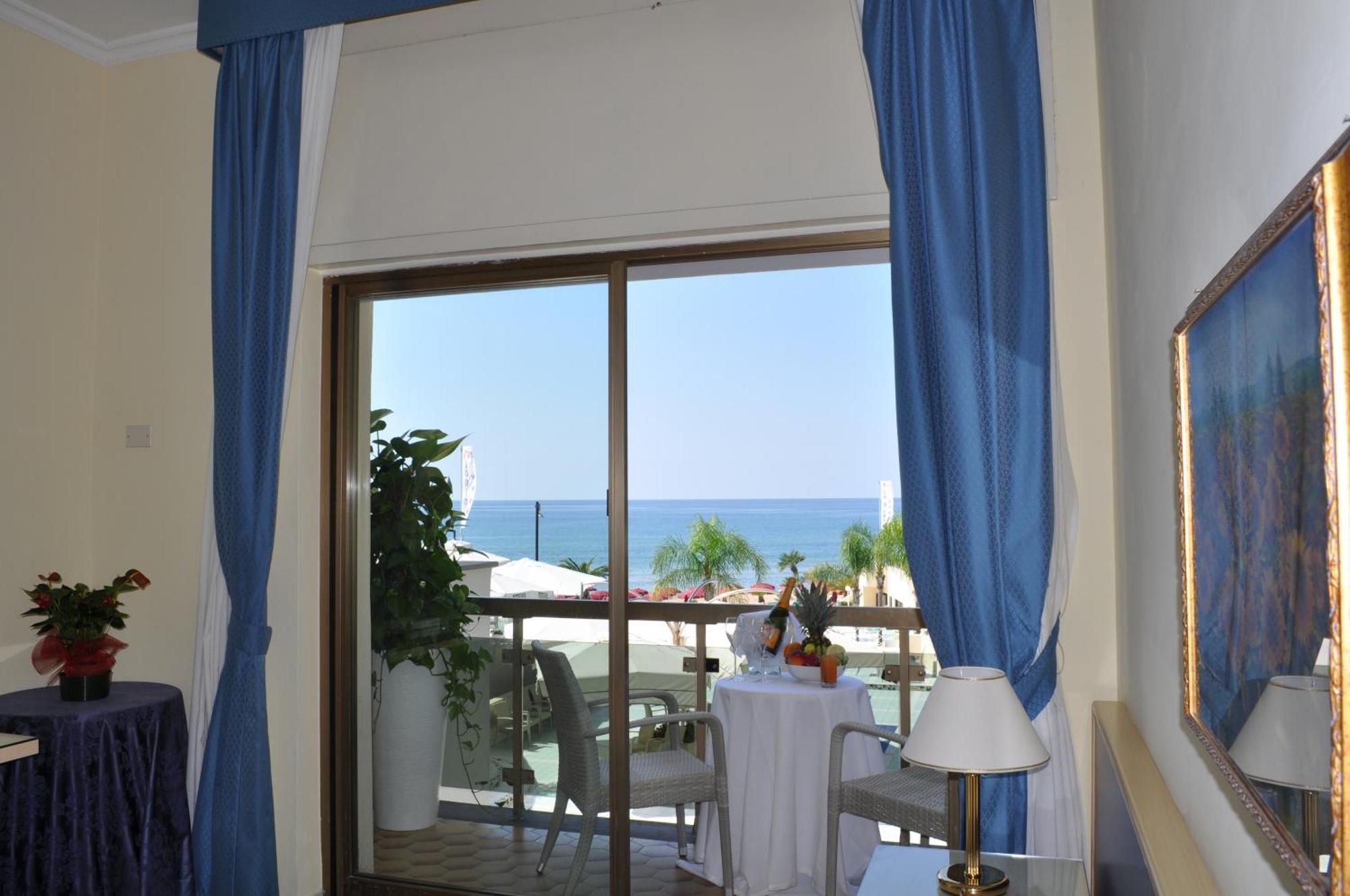 Hotel La Playa Сперлонга Екстериор снимка