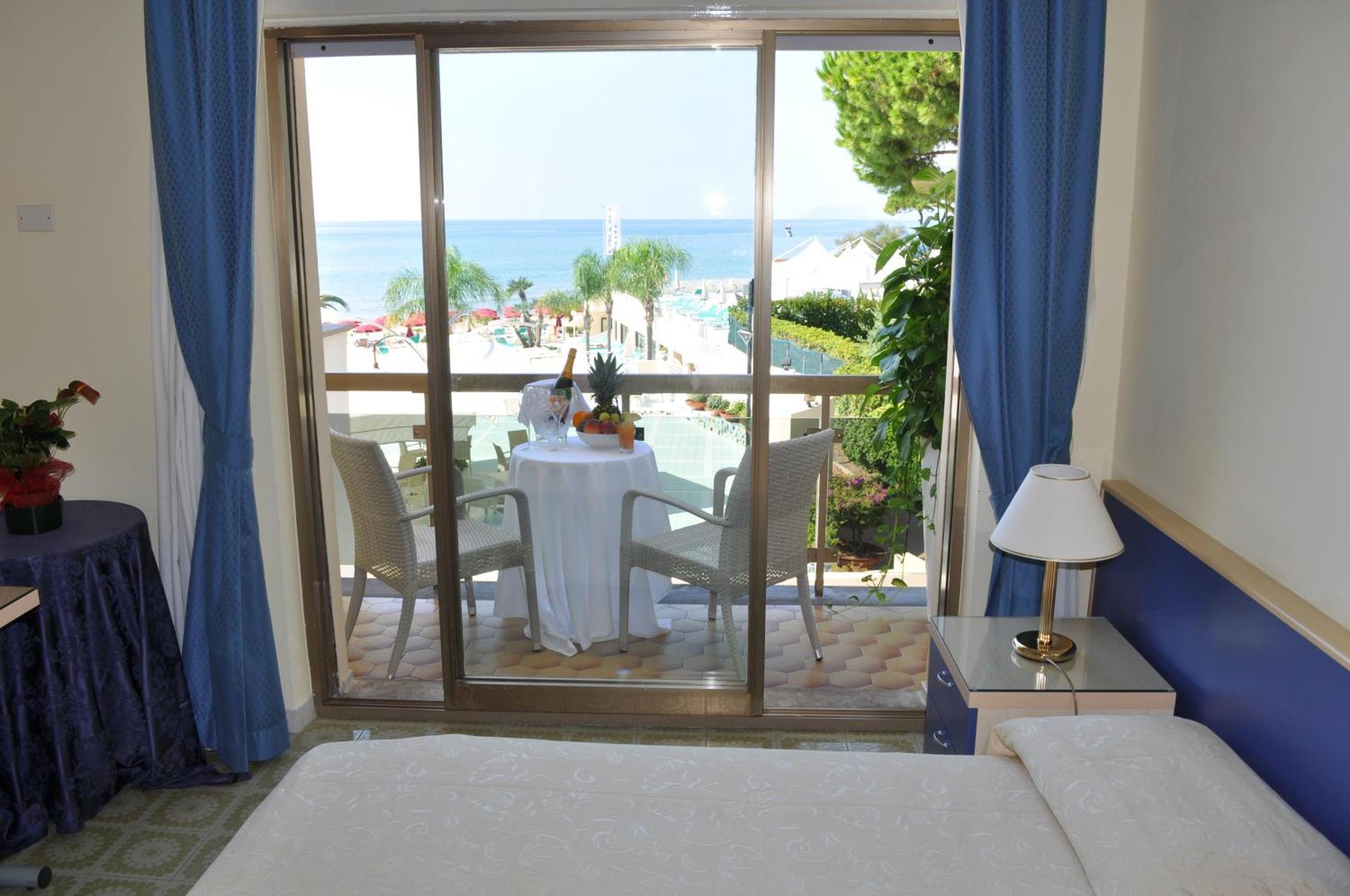 Hotel La Playa Сперлонга Екстериор снимка
