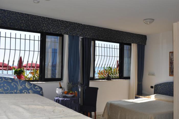 Hotel La Playa Сперлонга Екстериор снимка