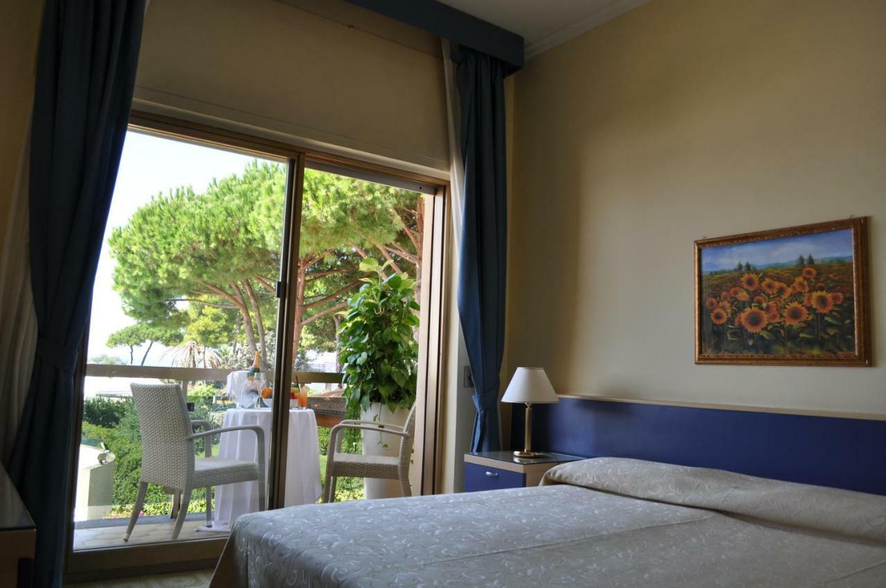 Hotel La Playa Сперлонга Екстериор снимка